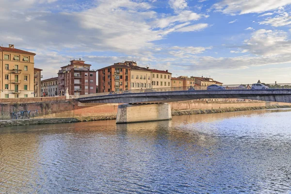 Puente Solferino sobre el río Arno en Pisa, Italia — Foto de Stock