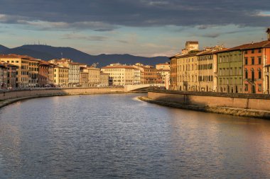Pisa, İtalya'da Arno Nehri'nde gün batımı