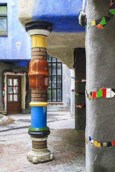 Architectonisch fragment van het Hundertwasser huis, Wenen — Stockfoto