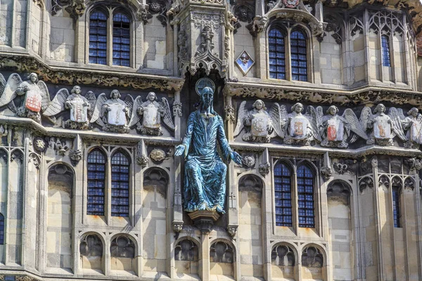 Estatua de Jesús en la Puerta de la Iglesia de Cristo, Catedral de Canterbury, Can — Foto de Stock