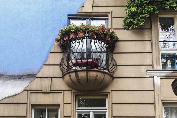 Architectural fragment of the Hundertwasser House, Vienna — Stock Photo, Image