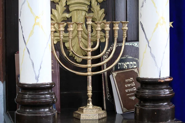 Менора в синагоге — стоковое фото