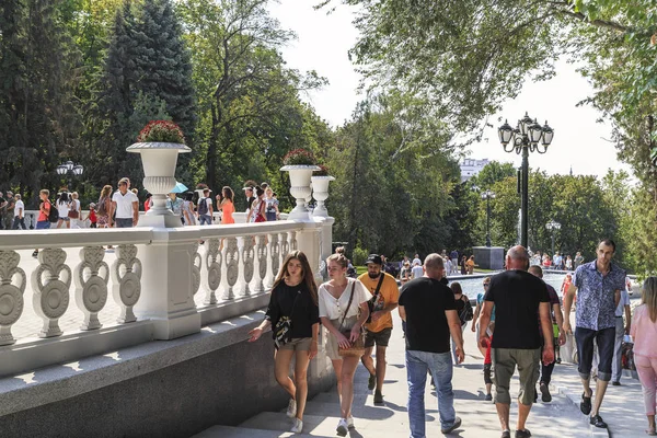 Day off in Shevchenko Gardens, Kharkov, Ukraine — Stock Photo, Image