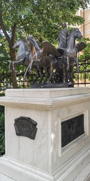 Monumento al escritor Gogol, Odessa, Ucrania — Foto de Stock