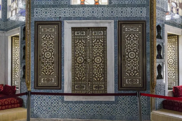 Architekturfragment des Pavillons des Topkapi-Palastes in Eriwan — Stockfoto