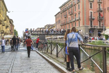 Akşamları İtalya 'nın Midan kentindeki Navigli bölgesinde.
