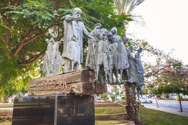 Monumento a Janusz Korczak en Bat Yam, Israel — Foto de Stock