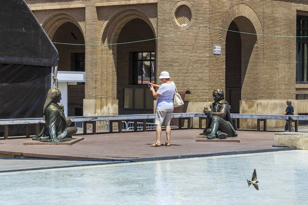 Figuren am Brunnen — Stockfoto