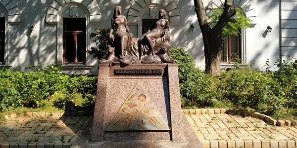 Um monumento às poetisas Akhmatova e Tsvetaeva, Odessa, Ucrânia — Fotografia de Stock