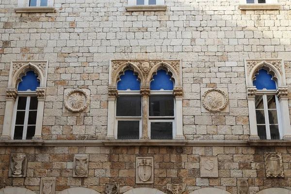Fragmento de la fachada del antiguo ayuntamiento, Trogir, Croacia — Foto de Stock