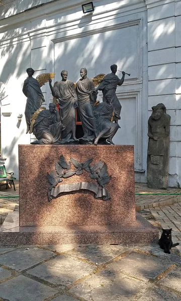 Monument to Odessa writers of the early XX century, Ukraine — Stockfoto