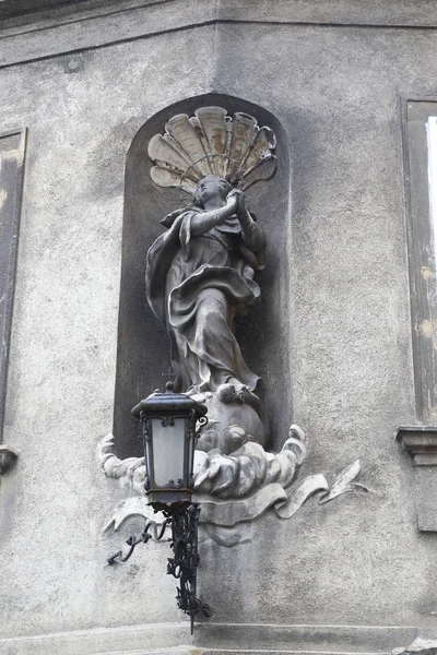 Niche met een sculptuur van een heilige op de muur van een oud huis in — Stockfoto