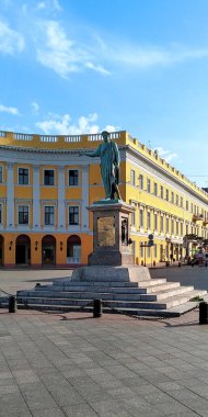ODESSA, UKRAINE - 11 Haziran 2019: Bu, şehrin kurucularından ve belediye başkanlarından biri olan Duke de Richelieu (Bronz Dük) için bir anıttır..