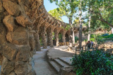 BARCELONA, İSPAN - 13 Mayıs 2017: Bu Park Guell 'de alışılmadık bir viyadük inşaatı (mimar Antonio Gaudi).