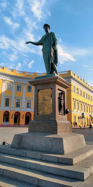 ODESSA, UKRAINE - 11 Haziran 2019: Bu, şehrin kurucularından ve belediye başkanlarından biri olan Duke de Richelieu (Bronz Dük) için bir anıttır..