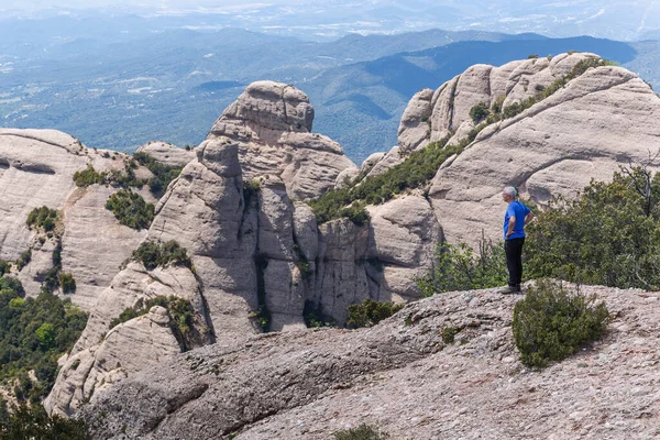 Montserrat España Mayo 2017 Hombre Solitario Admira Vista Sobre Pico —  Fotos de Stock