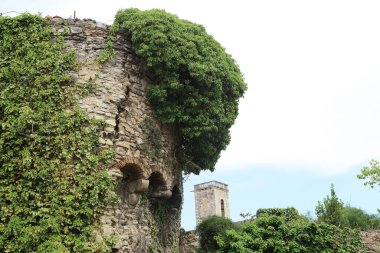 GİRONA, İSPAN - 14 Mayıs 2017: Bu tırmanış tesisleri ile kaplanmış ortaçağ şehir tahkimatlarının bir parçası.