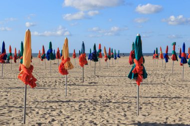 DEAUVILLE, FRANCE - 1 Eylül 2019 Bir sonbahar akşamında ıssız bir şehir plajı..