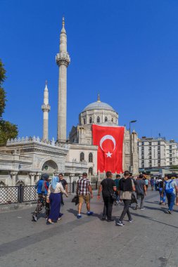 İSTANBUL, TURKEY - 10 Eylül 2017: Bu 19. yüzyılın sonlarında çeşitli mimari tarzların kombinasyonuyla inşa edilen Pertevnial Valide Sultan Camii.