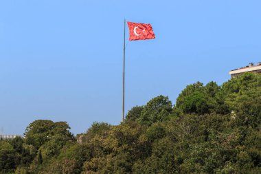 ANADOLU KAVAGI, TURKEY - 12 Eylül 2017: Bu bayrak rüzgârda dalgalanan Türkiye bayrağı.