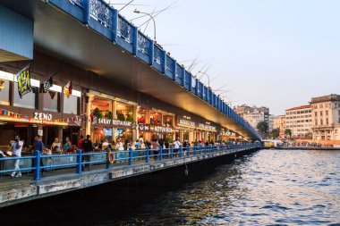 İSTANBUL, TURKEY - 10 Eylül 2017: Bu yürüme alanı ve akşam zemin katında restoranları olan iki katlı Galata Köprüsü.