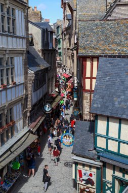 MONT SAINT MICHEL, FRANCE - 2 Eylül 2019 Burası ünlü ada şehrinin işlek merkezi caddesi..
