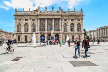 TÜRİN, İTALYA - 16 MAYIS 2018 Madama Sarayı 'nın 17. yüzyılda Mimar Paolo Maruchelli tarafından oluşturulan barok cephesi.
