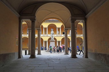 Burası 15 Mayıs 2018 'de Alessandro Volta anıtıyla Cortile Voltiano' nun avlusuna açılan kemerli bir geçit..