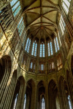 MONT-SAINT-MICHEL, FRANCE - 2 Eylül 2019 Bunlar Benedictine Manastırı Ortaçağ Gotik Manastırı 'nın kemerleri...