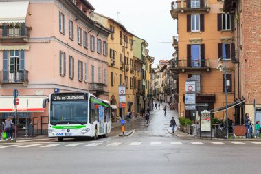 PAVIA, ITALY - 15 Mayıs 2018: Bu Lombardiya 'daki eski bir taşra kasabasının merkez caddesi.