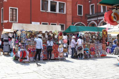 VENICE, İtalya - 18 Mayıs 2019: Bu Rialto bölgesindeki Cesari Battisti Meydanı 'ndaki giyim pazarı.