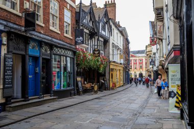 YORK, GREAT BRITAIN - 9 Eylül 2014: Bu eski şehrin tarihi merkezinin sokaklarından biri.