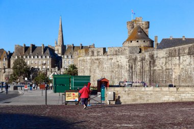 SAINT-MALO, FRANCE - 3 EYLÜL 2019: Saint Vincent Esplanade 'ın şehir tahkimatlarının görüntüsü.