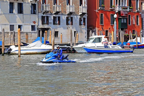 Venice Italy May 2019 Unidentified Policeman Patrolling Grand Canal Water — Stock Photo, Image