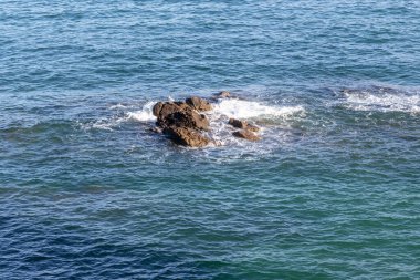 Bunlar Fransa 'nın Brittany kıyısındaki su altı resiflerindeki dalgalar..