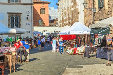 LUCCA, İtalya - 16 Eylül 2019 Burası Piazza San Martino 'daki Pazar bit pazarı.
