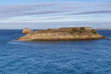 SAINT-MALO, FRANCE - 3 Eylül 2019 Bunlar şehrin kıyısındaki Gran Be ve Petit Be adaları..