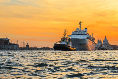 Venedik, İtalya - 9 Eylül 2018 Bu gün batımında römorkörle şehri terk eden bir yolcu gemisi..