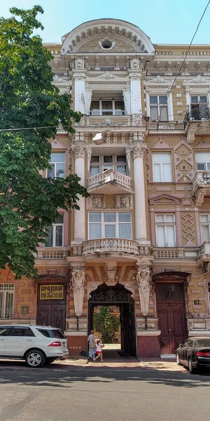 Oessa Ukraine 2019年6月16日 これは旧市街の新古典主義様式 Zabludosky House の歴史的家屋のファサードの断片です — ストック写真