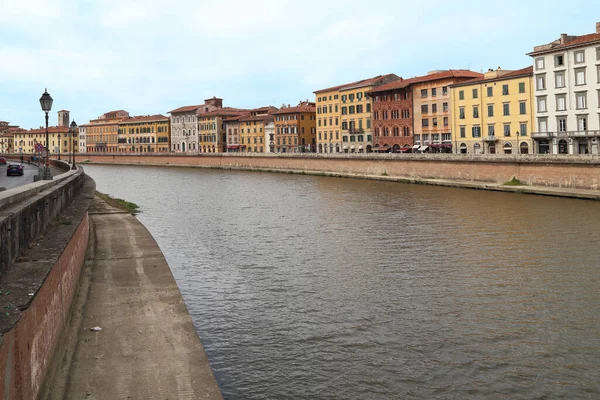 Pisa Italy Eptember 2018 Eski Şehir Üzerinden Akan Donanımlı Bankalar — Stok fotoğraf
