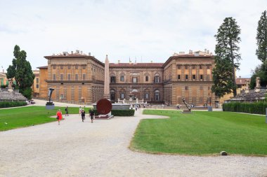 FLORENCE, İtalya - 13 Eylül 2018 Boboli Gardens amfi tiyatrosunun Pitti Sarayı manzarası.