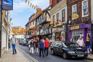 YORK, GREAT BRITAIN - 9 Eylül 2014: Bunlar tarihi şehir merkezinin sokaklarından birinde kimliği belirsiz turistler.