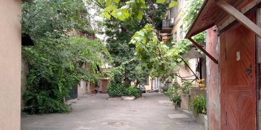 ODESSA, UKRAINE - 20 Haziran 2019: Bu eski kasabanın tipik ev avlularından biridir.