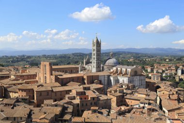SIENA, İTALYA - 14 Eylül 2018: Bu, Kutsal Bakire Meryem 'in yükselişi onuruna katedralin havadan görünüşü.
