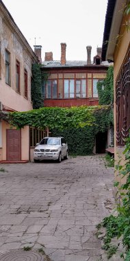 ODESSA, UKRAINE - 20 Haziran 2019: Bu eski kasabanın tipik ev avlularından biridir.