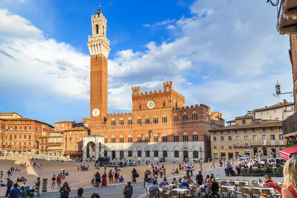 SIENA, İTALYA - 14 SEPTEMBER 2018: Bu görkemli ortaçağ Piazza del Campo 'su Palazzo Pubblico ve Torre del Manja kulesinin sonbahar akşamında inşa edildiği.