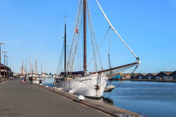 Sent Malo Frankrike September 2019 Moderna Segelbåtar Står Brygga Innerhamnen — Stockfoto