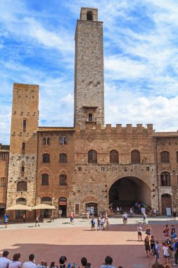 SAN GIMIGLIANO, İtalya - 17 Eylül 2018: Katedral Meydanı üzerinde korunmuş ortaçağ kuleleri (Rognosa Kulesi ve Chigi Kulesi) olan binalar.