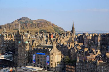 EDINBURGH, GREAT BRITAIN - 10 Eylül 2014: Bu Arthur Dağı 'nın Eski Şehir Bölgesi Tahtı' nın hava görüntüsü.