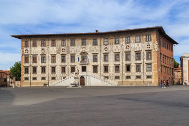 PISA, İtalya - 16 Eylül 2018: Carovana Sarayı Piazza dei Cavalieri 'de bir Rönesans binasıdır..